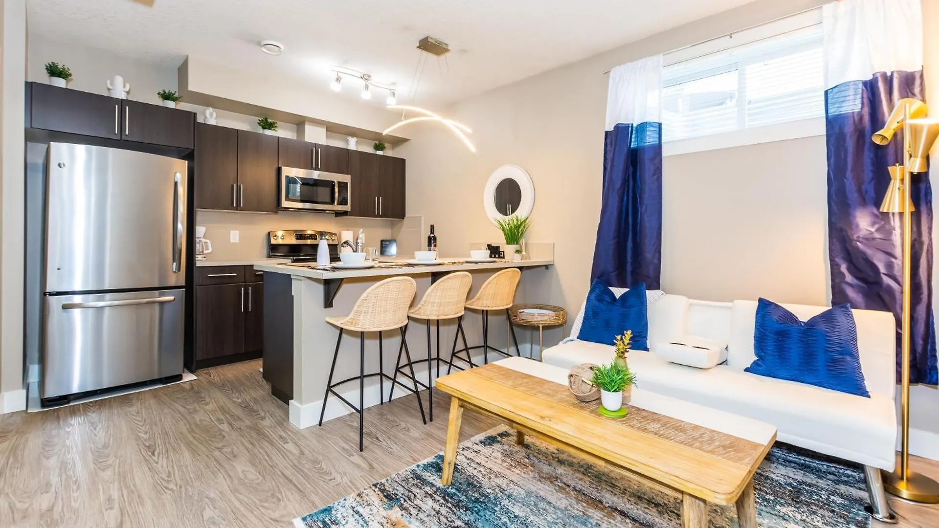 Queen Bed * Netflix * Wifi * Long Or Short Stays Edmonton