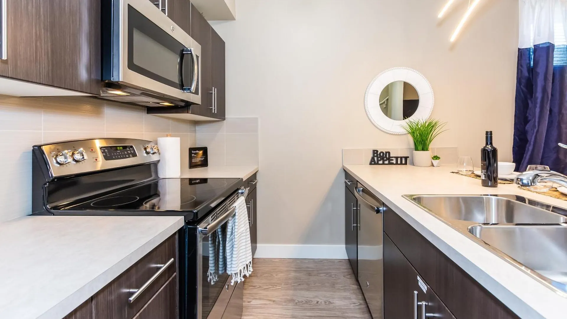 Queen Bed * Netflix * Wifi * Long Or Short Stays Edmonton 0*,