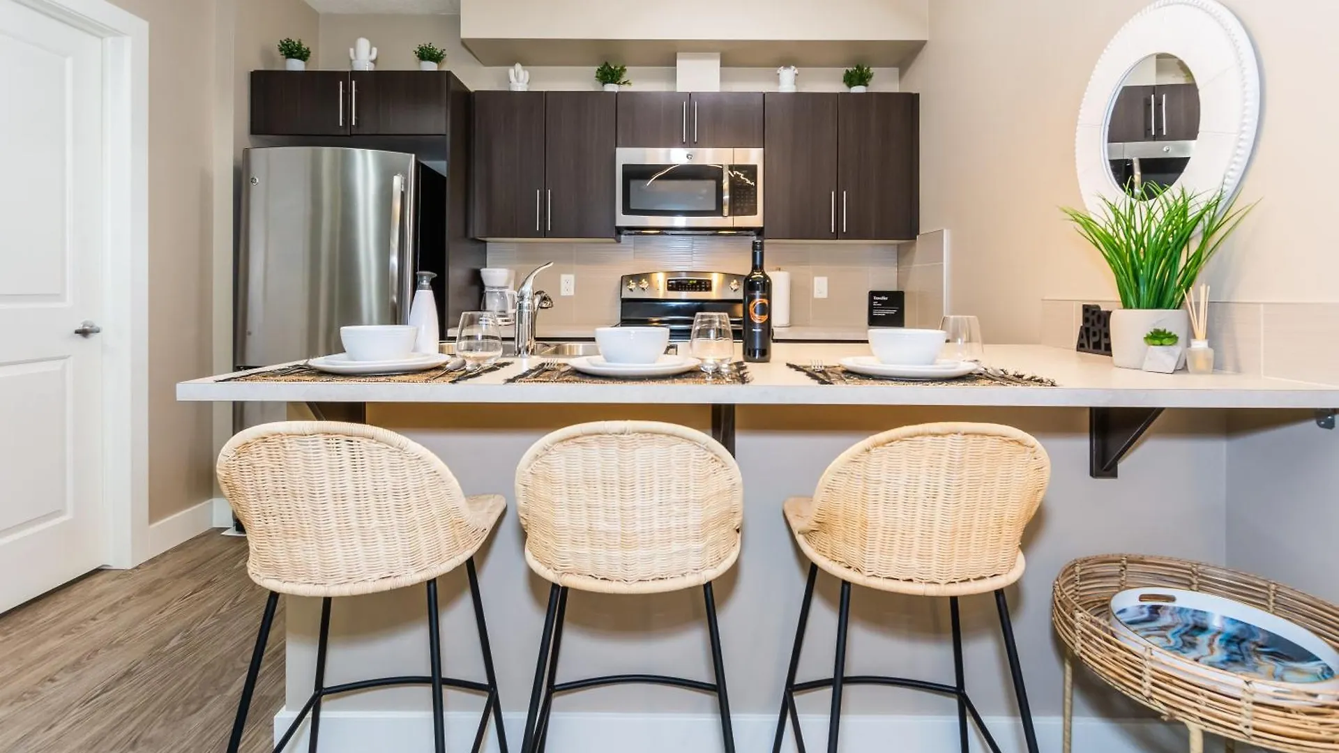 Queen Bed * Netflix * Wifi * Long Or Short Stays Edmonton Ferienhaus