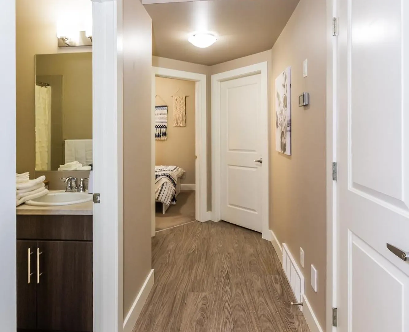 Queen Bed * Netflix * Wifi * Long Or Short Stays Edmonton