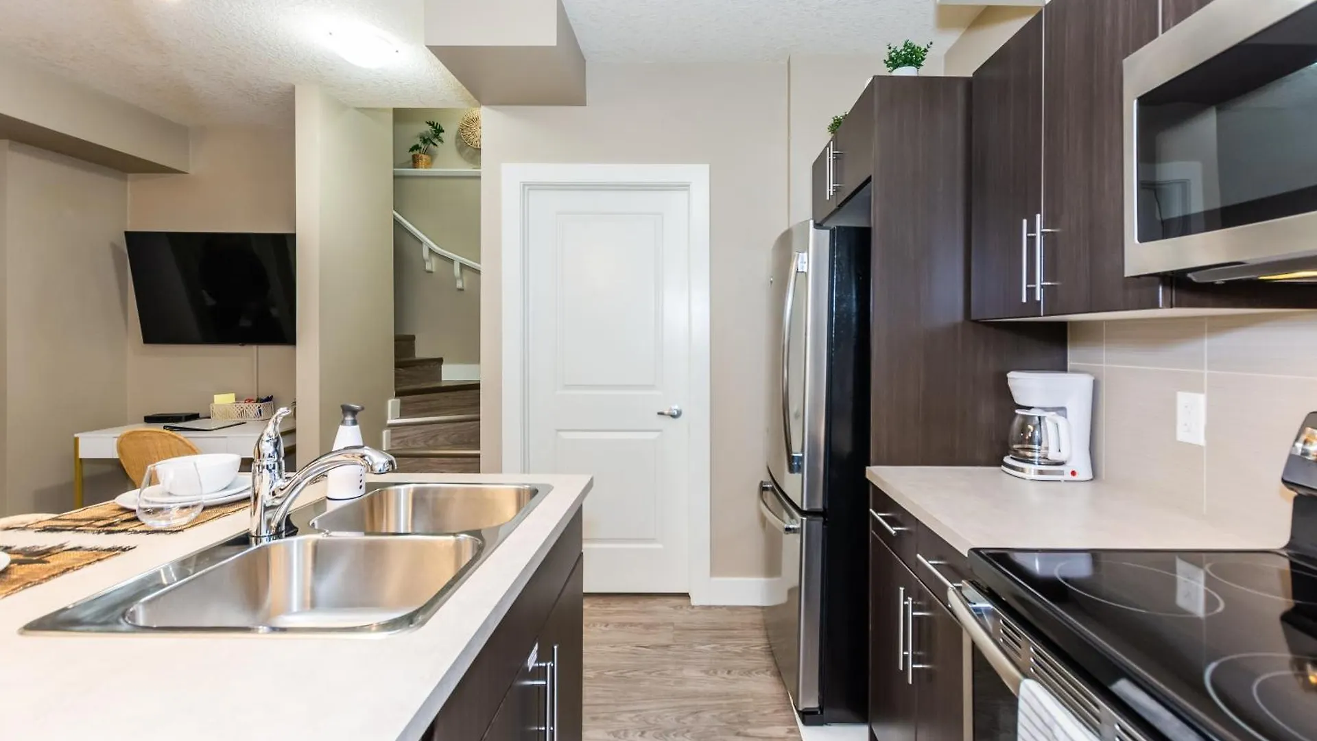 Queen Bed * Netflix * Wifi * Long Or Short Stays Edmonton Ferienhaus