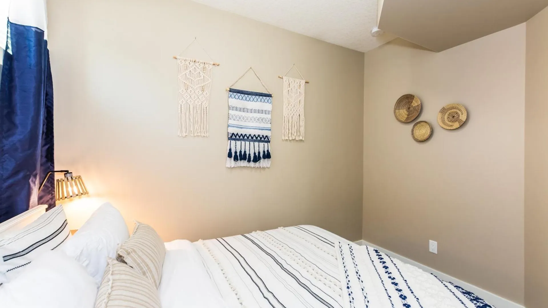 Ferienhaus Queen Bed * Netflix * Wifi * Long Or Short Stays Edmonton