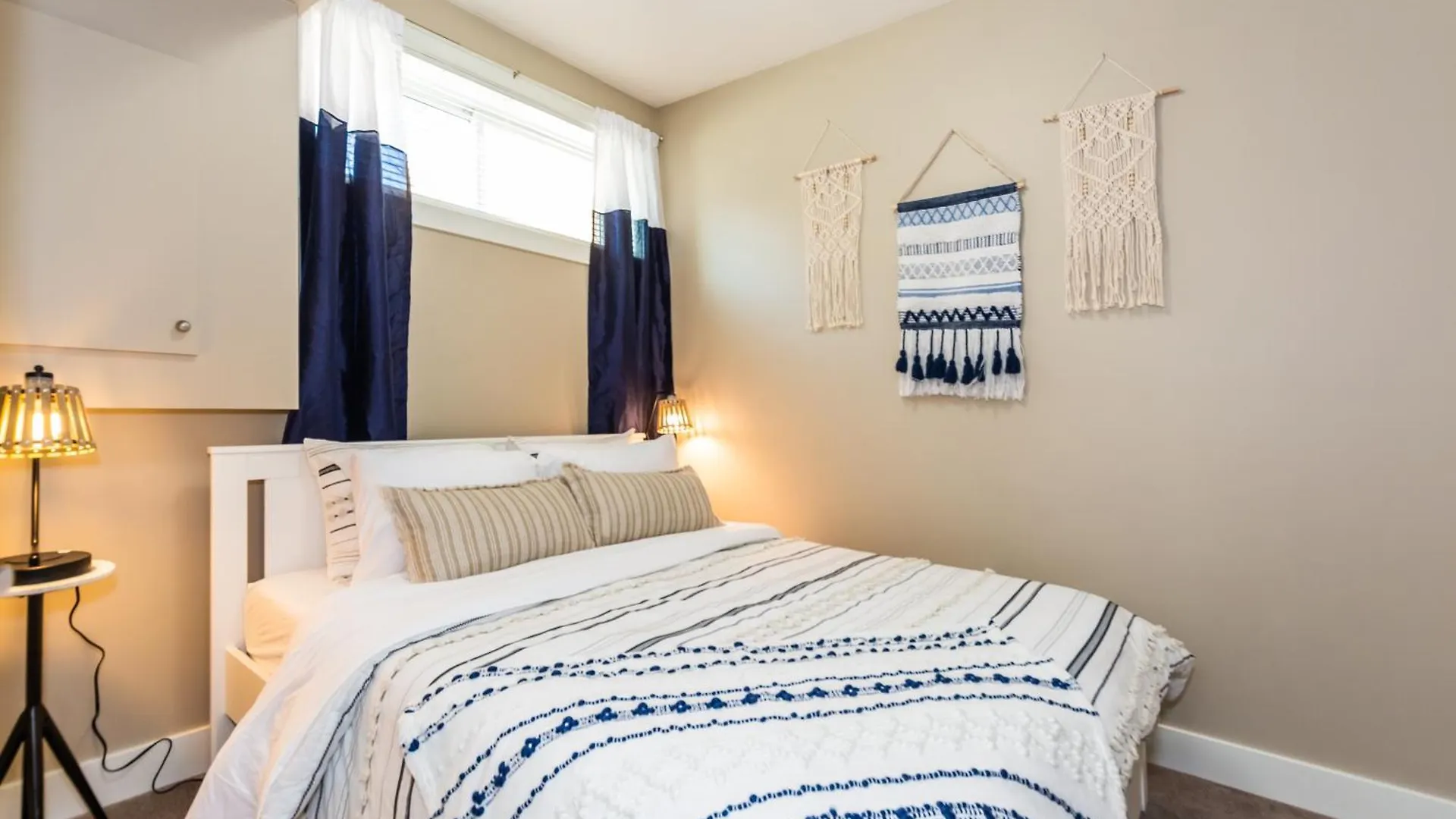 Queen Bed * Netflix * Wifi * Long Or Short Stays Edmonton Ferienhaus
